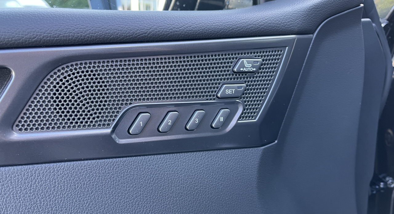 Rexton Premium+ AT 4x4  Lak 7-míst BLACK EDITION