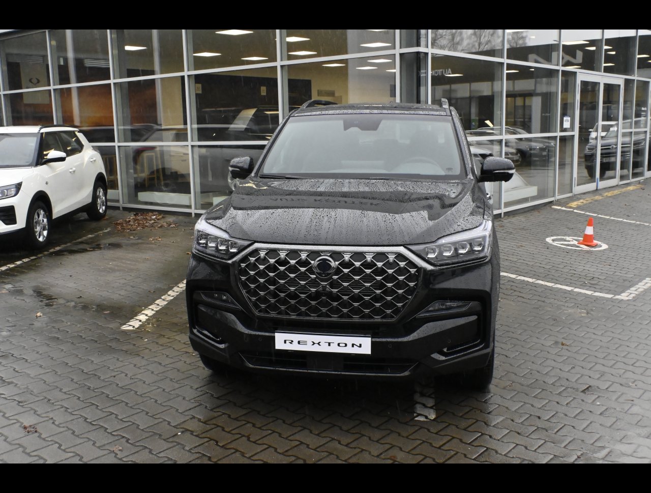 Rexton Premium+ AT 4x4  Lak 7-míst BLACK EDITION