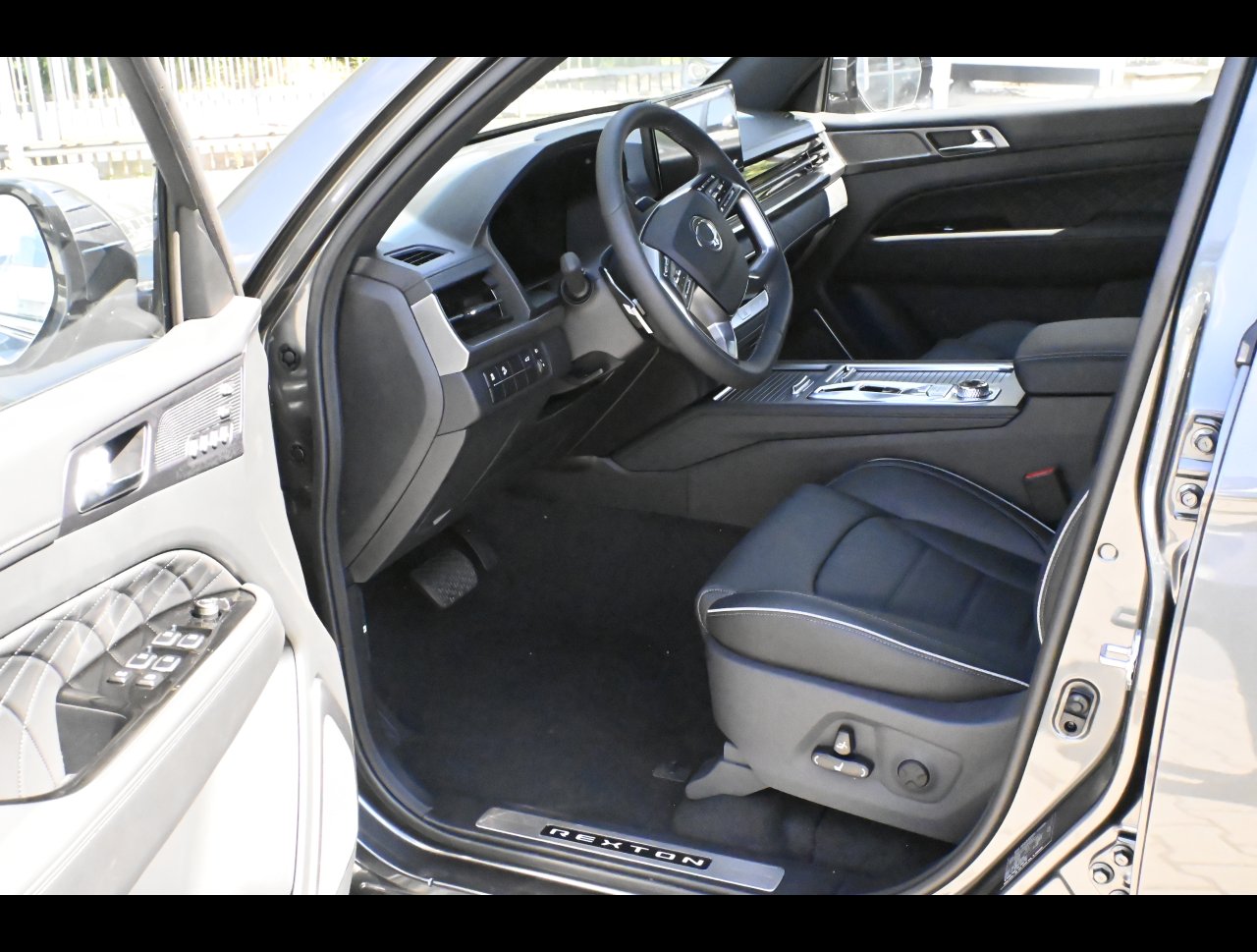 Rexton Premium+ AT 4x4  Lak 7-míst BLACK EDITION