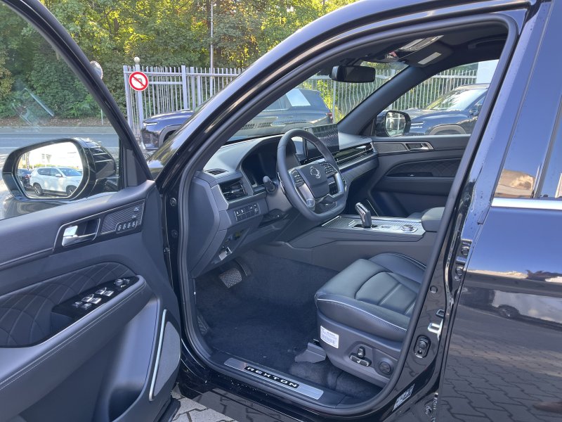 Rexton Premium+ AT 4x4  Lak  BLACK EDITION